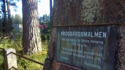 Platsen där de första finländarna gravlades. Kroggårdsmalmen i Karis, en liten gräsplätt med ett lågt staket och en minnessten.