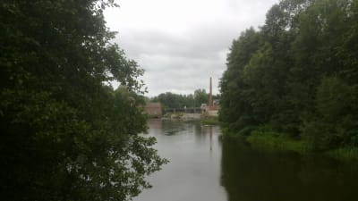 Billnäs bruk sedd från en bro över Svartån.