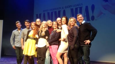 På fredagen avslöjades vem som har huvudrollerna i Svenska Teaterns uppsättning av Mamma Mia.