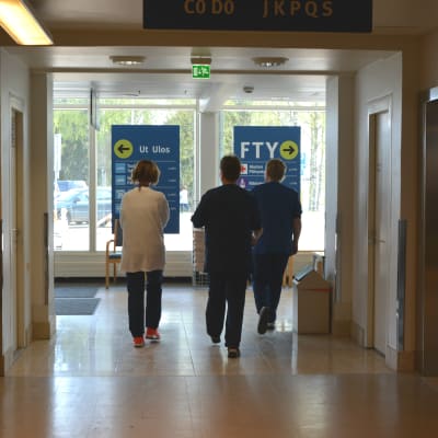 Vårdare går mot utgången på Vasa centralsjukhus