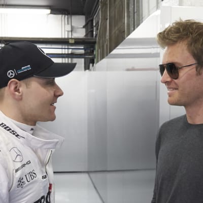 Valtteri Bottas och Nico Rosberg pratar med varandra