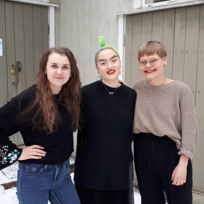 Tre unga studerande vid ÅAs genusvetenskap; Annina Forsblom, Iris Pallas och Patricia Torvalds.