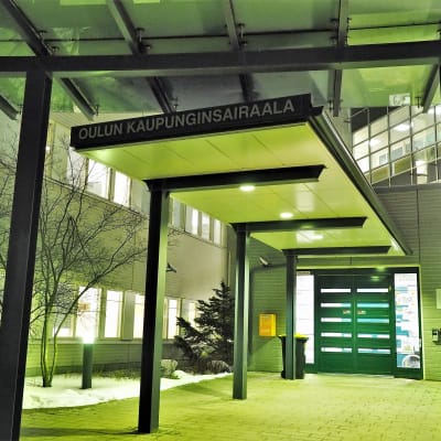 Oulun kaupunginsairaalan sisäänkäynti ja sen edessä oleva katos, jossa Oulun kaupunginsairaala-kyltti.