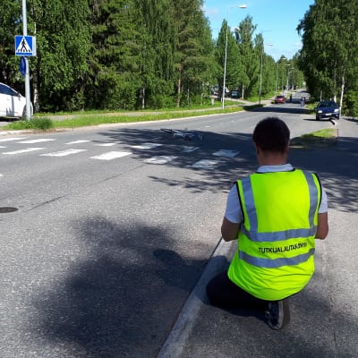 Tutkija tutkii polkupyöräonnettomuutta Rovaniemen Kairatiellä 16.6.2020