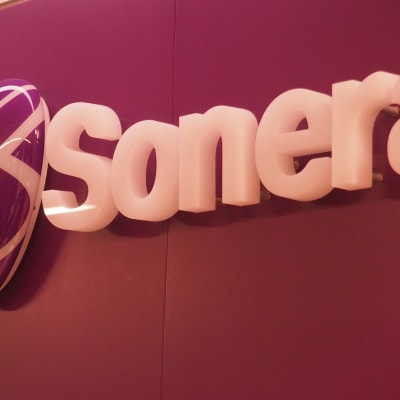 Soneran violetti logo ja Sonera-teksti