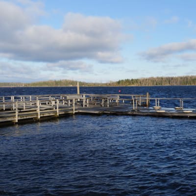 Lappeenrannan Halkosaaren matonpesulaituri aurinkoisena syyspäivänä.