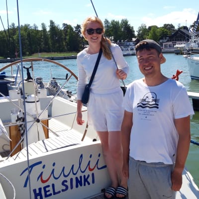 Heidi ja Roope Lindberg Nauvon venesatamassa. Juhannus 2020.