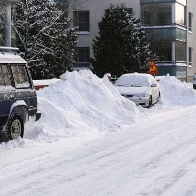Lunta paljon kadun varrella Lappeenrannan Ainonkadulla.