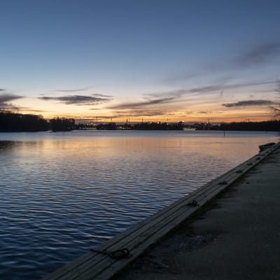 Auringonnousu Oulussa Hartaanselän takana.
