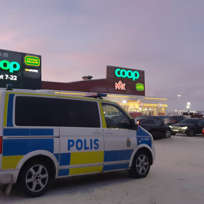 Ruotsalainen poliisiauto Haaparannalla marketin pihalla joulun alla vuonna 2021, jolloin Ruotsi vaati maahantulijoilta koronapassin.