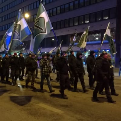 Demonstranter från Nordiska motståndsrörelsen marscherar på Helsingfors gator.