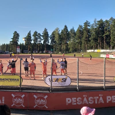 Miesten pesäpallo-ottelu käynnissä Kankaanpään Mailan kotiareenalla.
