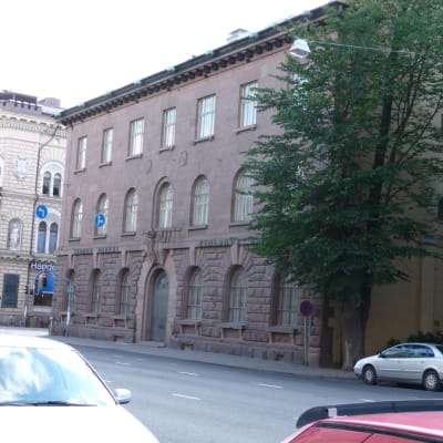 gatubild av finlands banks gamla byggnad i åbo