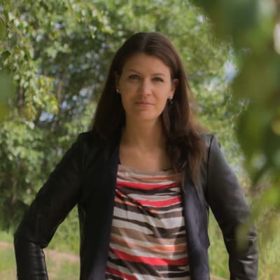 Porträtt på kvinna som står i naturen