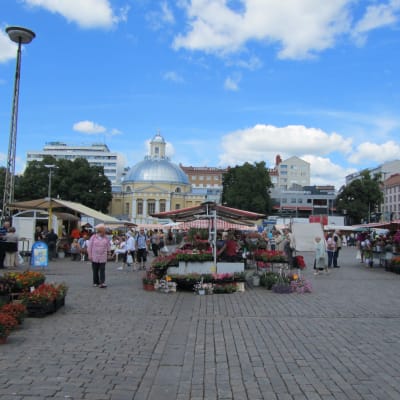 Torgförsäljare och kunder på Salutorget i Åbo en vacker sommardag.