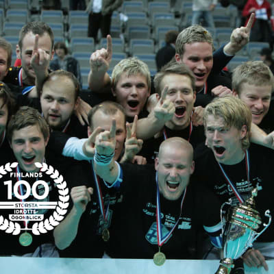 Finland firar VM-guldet 2008, med logo för Finlands 100 största idrottsögonblick.