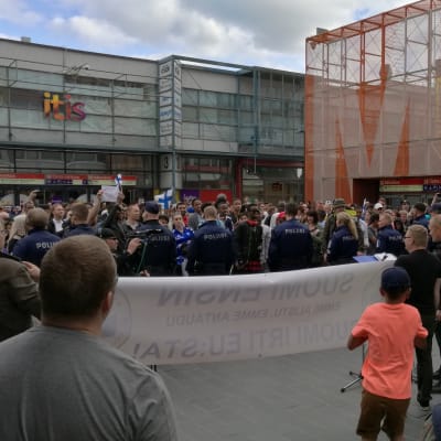Suomi ensin-demonstration 7.6.2016 vid id al fitr-firande