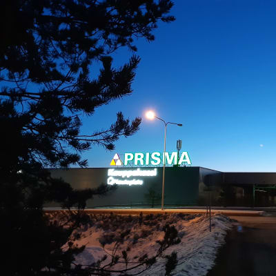 Osuuskauppa Eepeen Prisman valomainokset Seinäjoella iltavalossa talvella. 