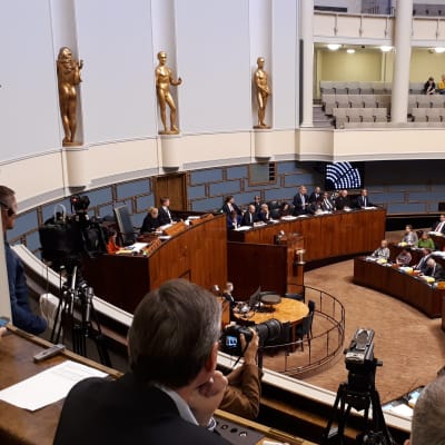 Eduskunnan kyselytunti kuvattuna medialehteriltä.