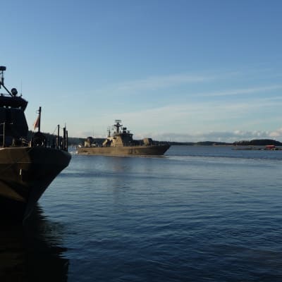 Marinens fartyg tar iland i Pansio i Åbo