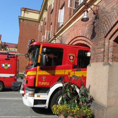 Brandbil kör ut ur brandstationen i Åbo.