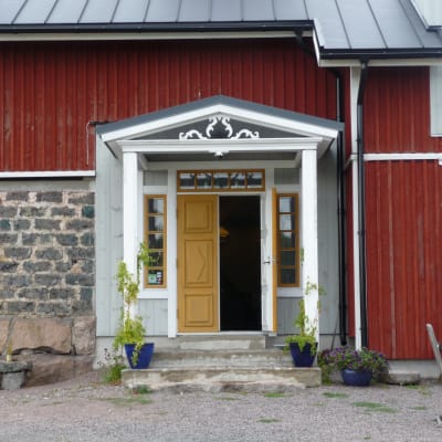 Ett gammalt fähus i Korpo har renoverats till ett litet hotell. Det här är ingången till huset