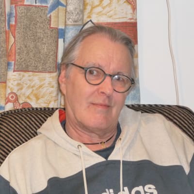 Robert Heikel i sitt hem i Ekenäs