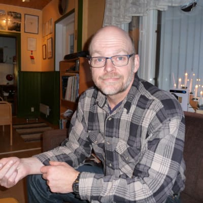 Tony Axberg visar sin handled som krossades. En nervskada har lett till svår värk dygnet runt
