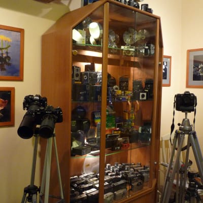 Tony Axberg har en omfattande kamerasamling. På bilden syns några kameror.