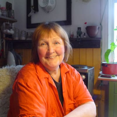 Marianne Tapper vid köksbordet hemma i Västanfjärd