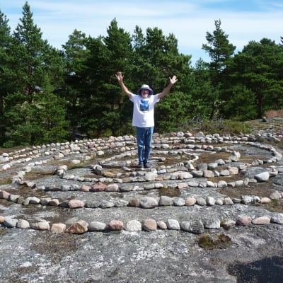Janne Gröning uppe på sitt berg och inne i sin spiral i Keistiö i Iniö