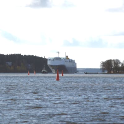 Fartyg lotsas till Åbo hamn