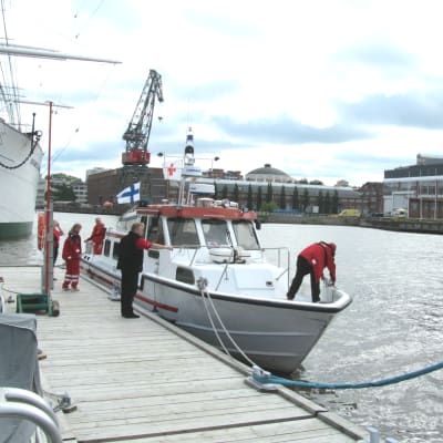 Servicebåten Caritas i Åbo hamn.