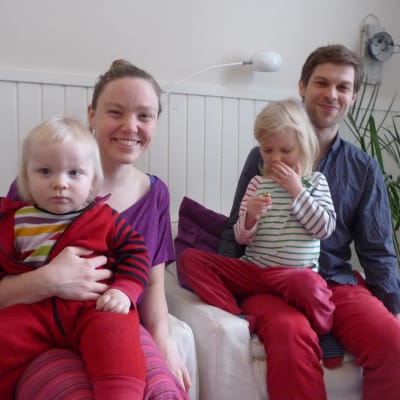 Familjen Lindström-Lindqvist i en soffa. På bild finns föräldrarna Victoria och Jon samt två barn i ålder ett till fyra år.