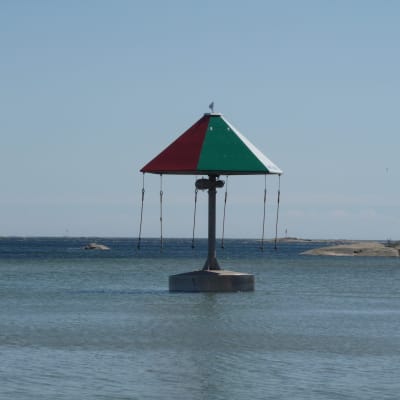 en karusell ute på vatten. Finns i i Hangö vid Plagens badstrand