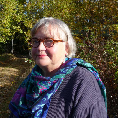 Profilbild på Britta Lindblom utomhus i Ingå i soligt oktoberväder.