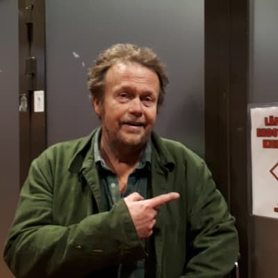 Näyttelijä Kimmo Tuppurainen kyllästyi Kemin kaupunginteatterin sisäilmaongelmista johtuvaan tilaongelmaan ja korona-ajan epävarmuus näytöksistä oli viimeinen niitti, Tuppurainen irtisanoutui ennen virallista eläkeikää