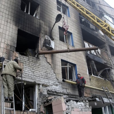 Skador på ett bostadshus i Donetsk.