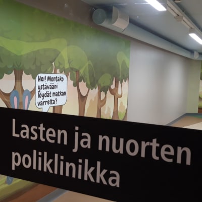 Seinäjoen keskussairaalan lasten ja nuorten poliklinikan väistötilojen ovi. Väistötiloihin muutettiin syksyllä 2019.
