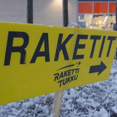 Ilotulitusrakettien mainos Lauritsalassa