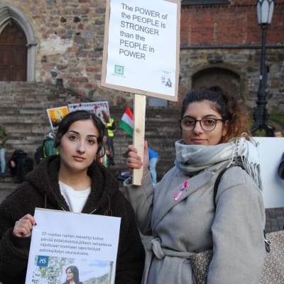 Två unga kvinnor i demonstrationståg.