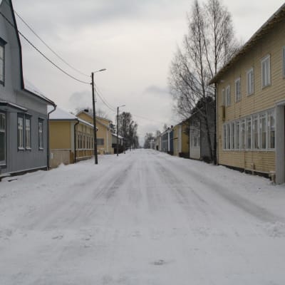 En vinterklädd gata gapar tomt i Kaskö.