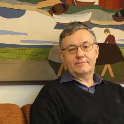 Hans-Erik Lindqvist sitter på sitt kontor i Närpes.