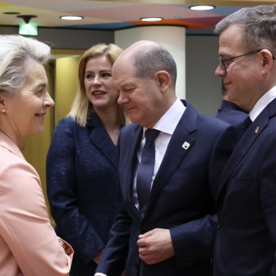 En grupp EU-ledare i samtal inför ett toppmöte i Bryssel