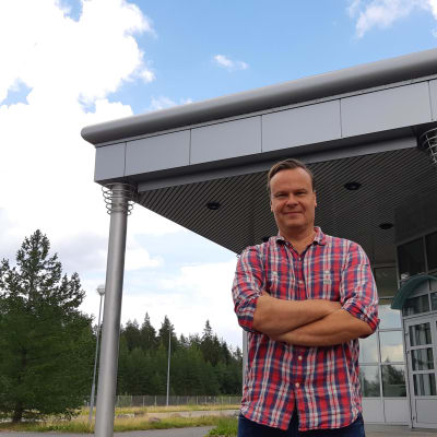 Pekka Koivisto seisoo Kaskein marjan toimitilojen edessä ulkona.