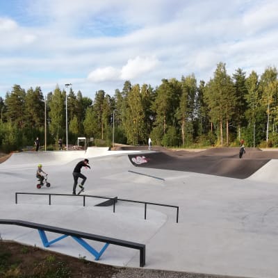 Pyöräilijöitä, skeittaaja ja skuuttaaja Huhtiniemen skeittiparkissa Lappeenrannassa. Syyskuu 2021.