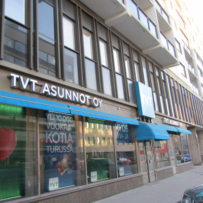 TVT Asuntojen toimipiste Turussa. Näyteikkunassa teksti "Yli 10000 vuokrakotia Turussa."