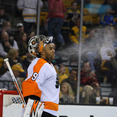 NHL-målvakten Ray Emery sprutar sitt dricksvatten.