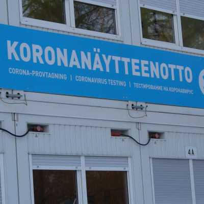Koronanäytteenottokyltti.