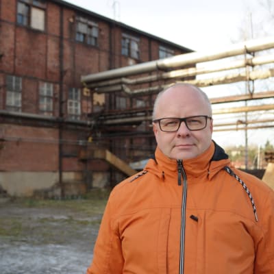 Kenneth Nordell står utanför en gammal fabriksbyggnad i Dalsbruk